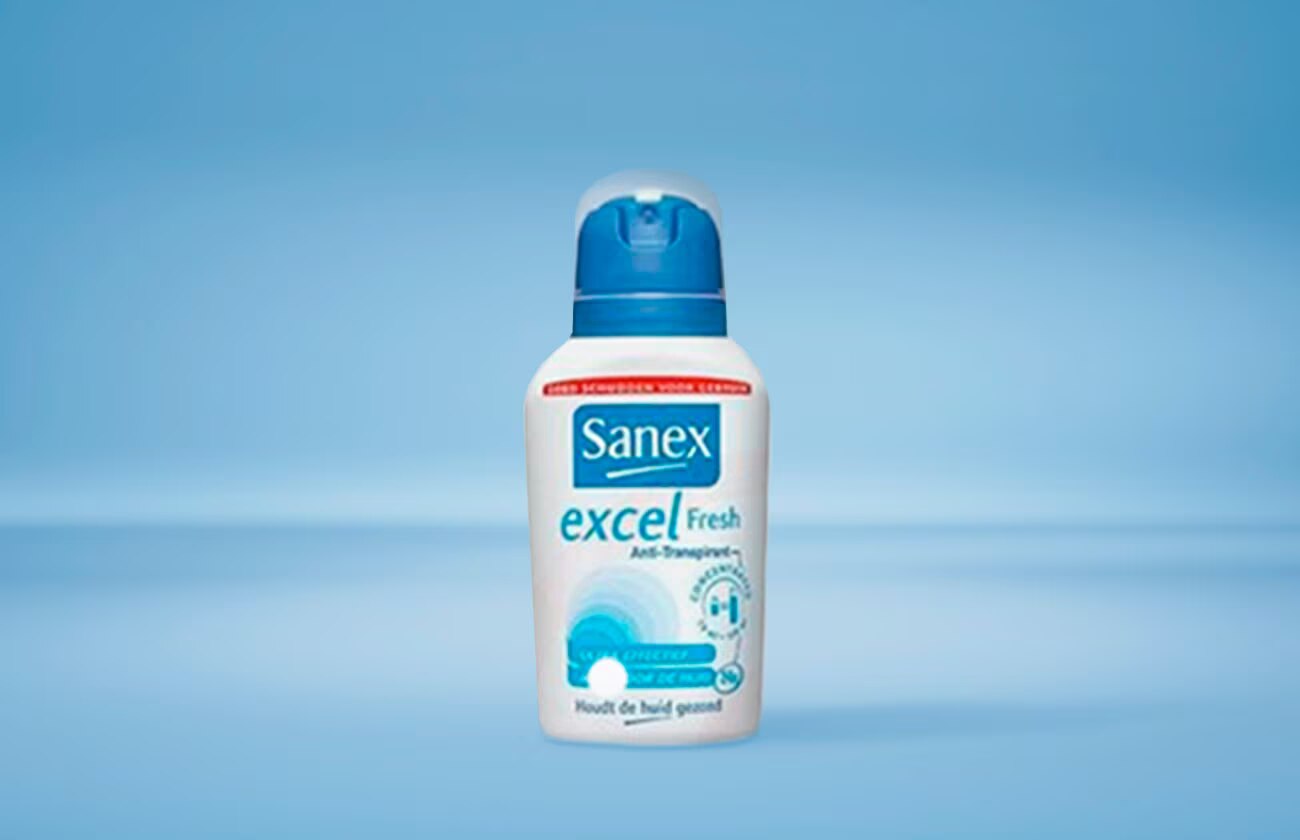 Een fles Sanex Excel Fresh anti-transpirant roll-on met Nederlandse tekst op het etiket, tegen een lichtblauwe achtergrond.